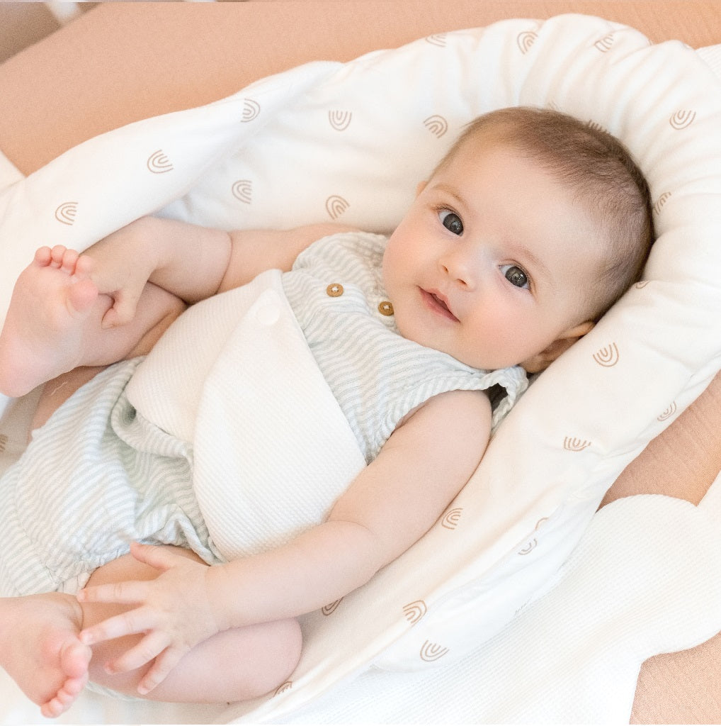 Wanneer en hoe overstapt u van een cocon naar een slaapzak voor het welzijn van uw baby?