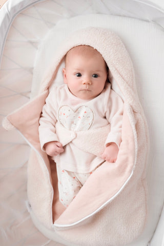Main benefits and features:

Ideal for the first few weeks – transition from womb to the big wide world
Maintains physical contact while giving babies their own personal space
The newborn baby will be held in a flexed position similar to the foetal positi